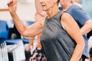 Activité physique adaptée après 70 ans : le guide complet