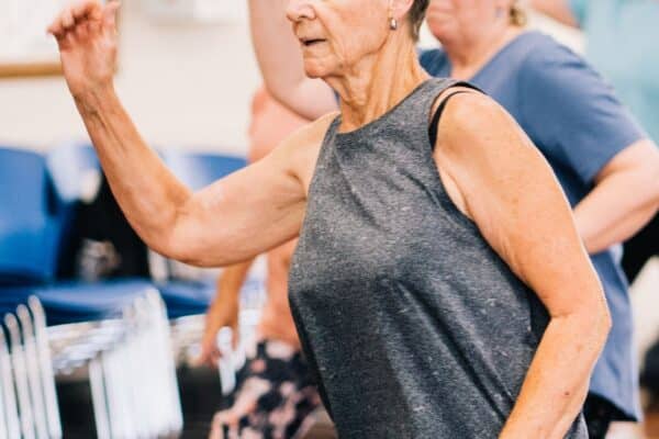 Activité physique adaptée après 70 ans : préserver son autonomie au quotidien