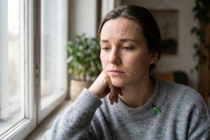 Irritabilité, anxiété, troubles du sommeil, baisse de moral… Découvrez pourquoi la ménopause bouleverse votre mental et les solutions pour aller mieux.